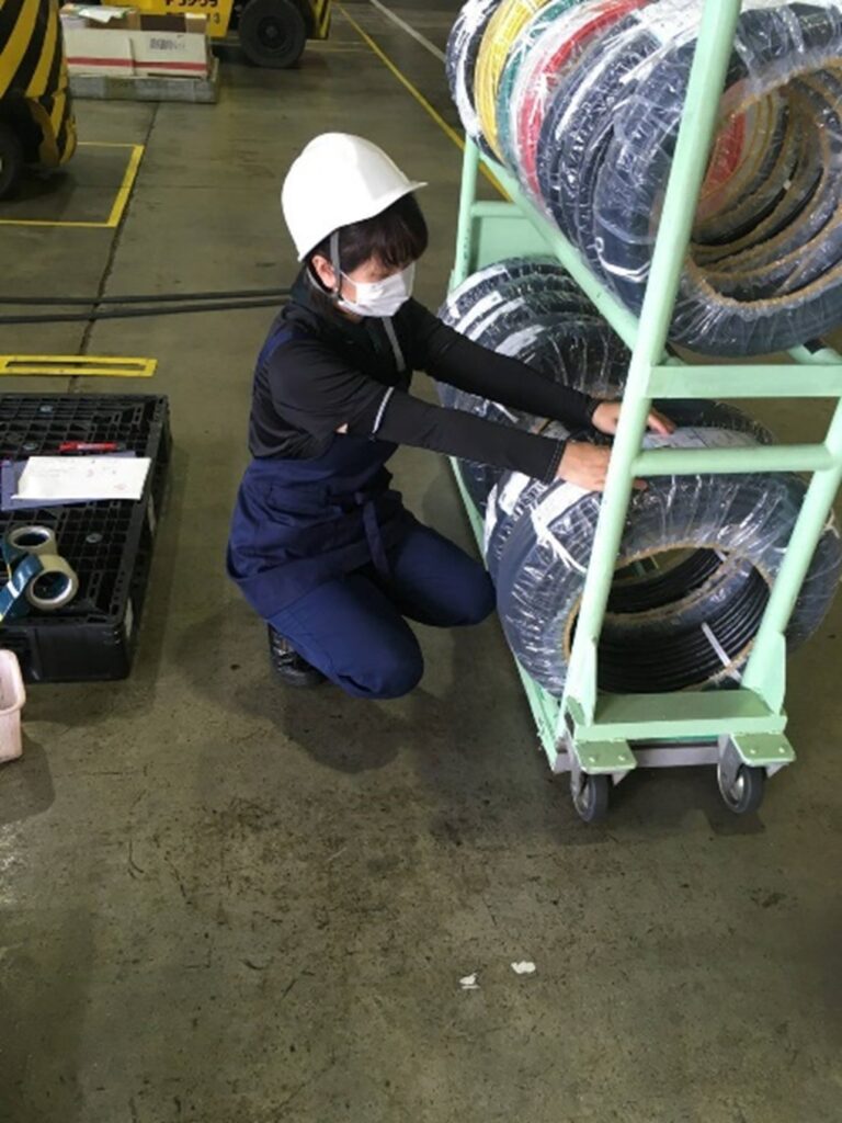 送り状・納品書の仕分と該当商品への伝票添付作業